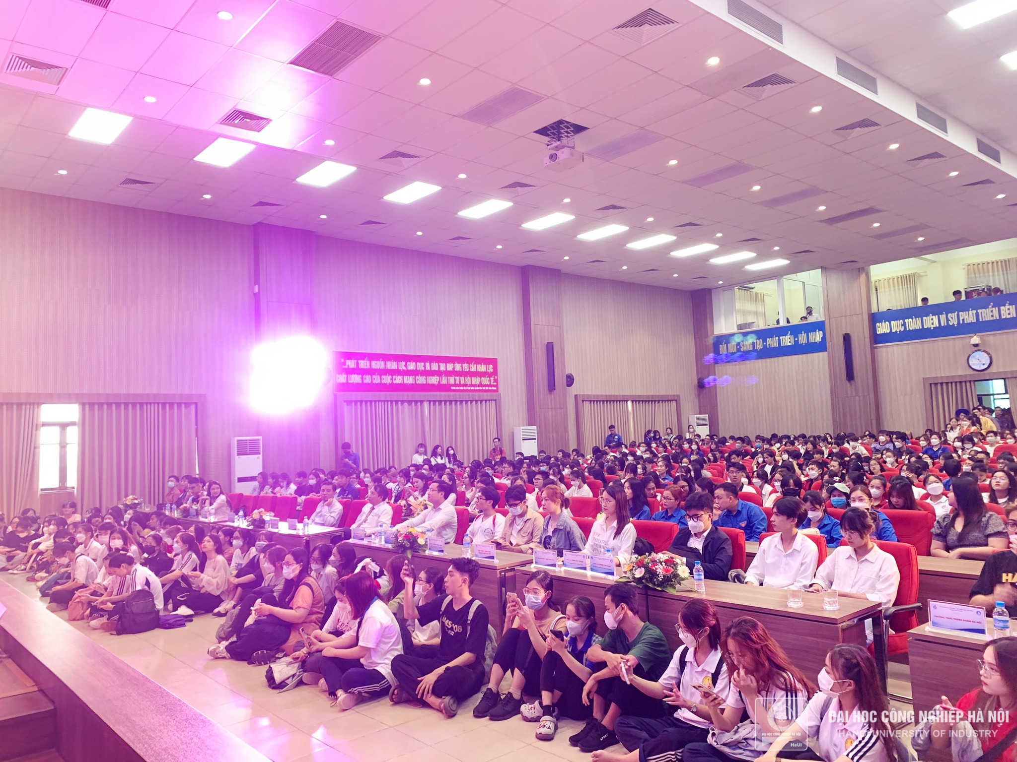 Đại Học C&ocirc;ng Nghiệp H&agrave; Nội Trường C&ocirc;ng Hay Tư