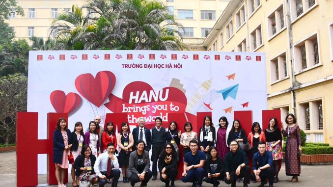 Trường Đại Học H&agrave; Nội học ph&iacute;