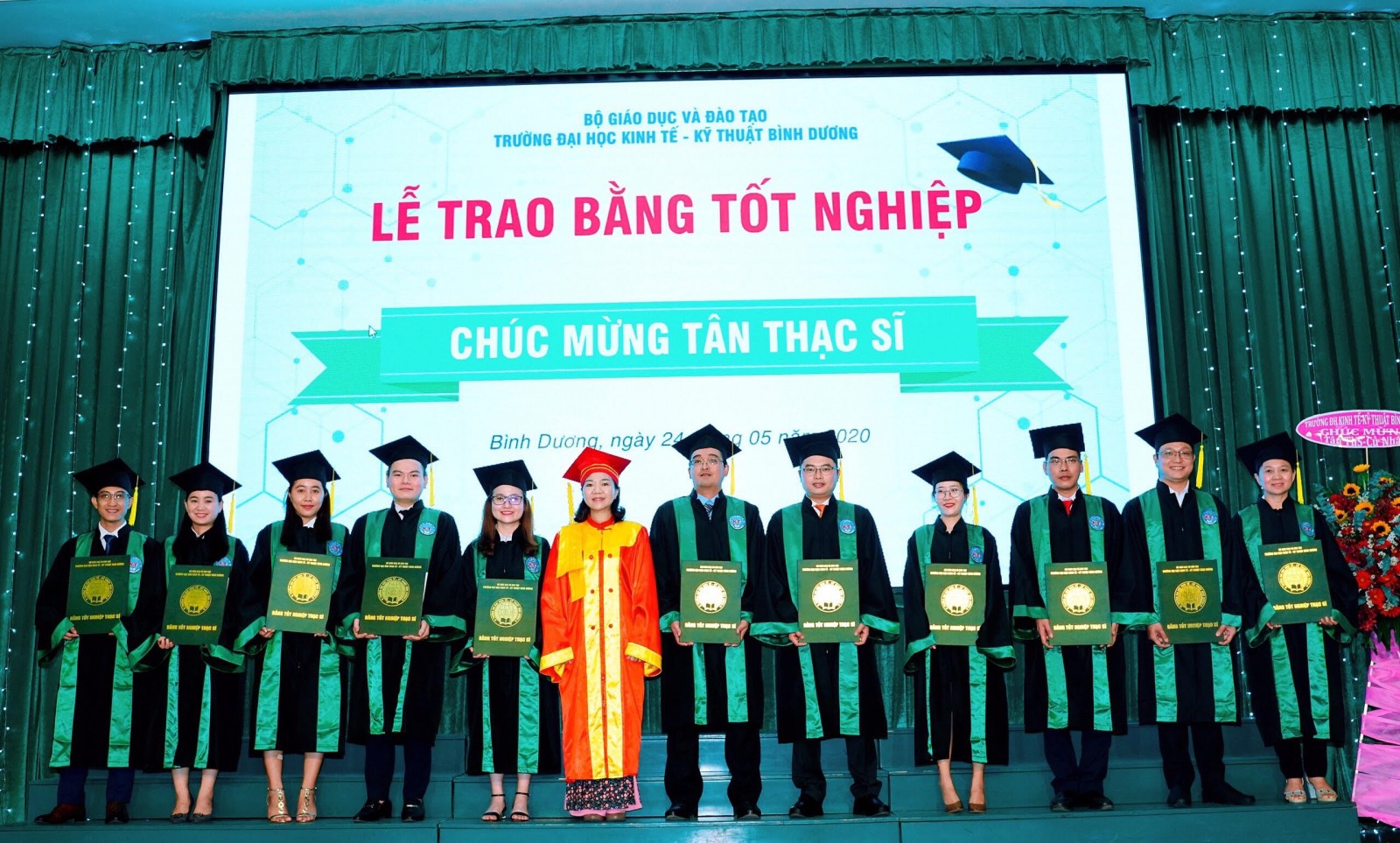 Trường Đại Học Kinh Tế Kỹ Thuật B&igrave;nh Dương học ph&iacute;