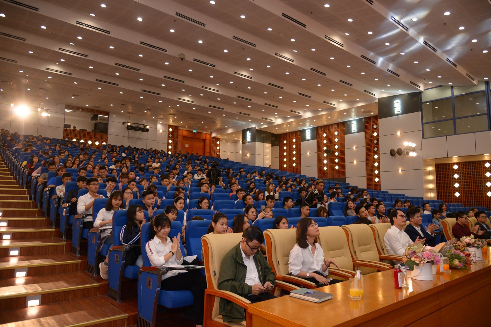 Đại học kinh tế quốc dân là trường công hay tư