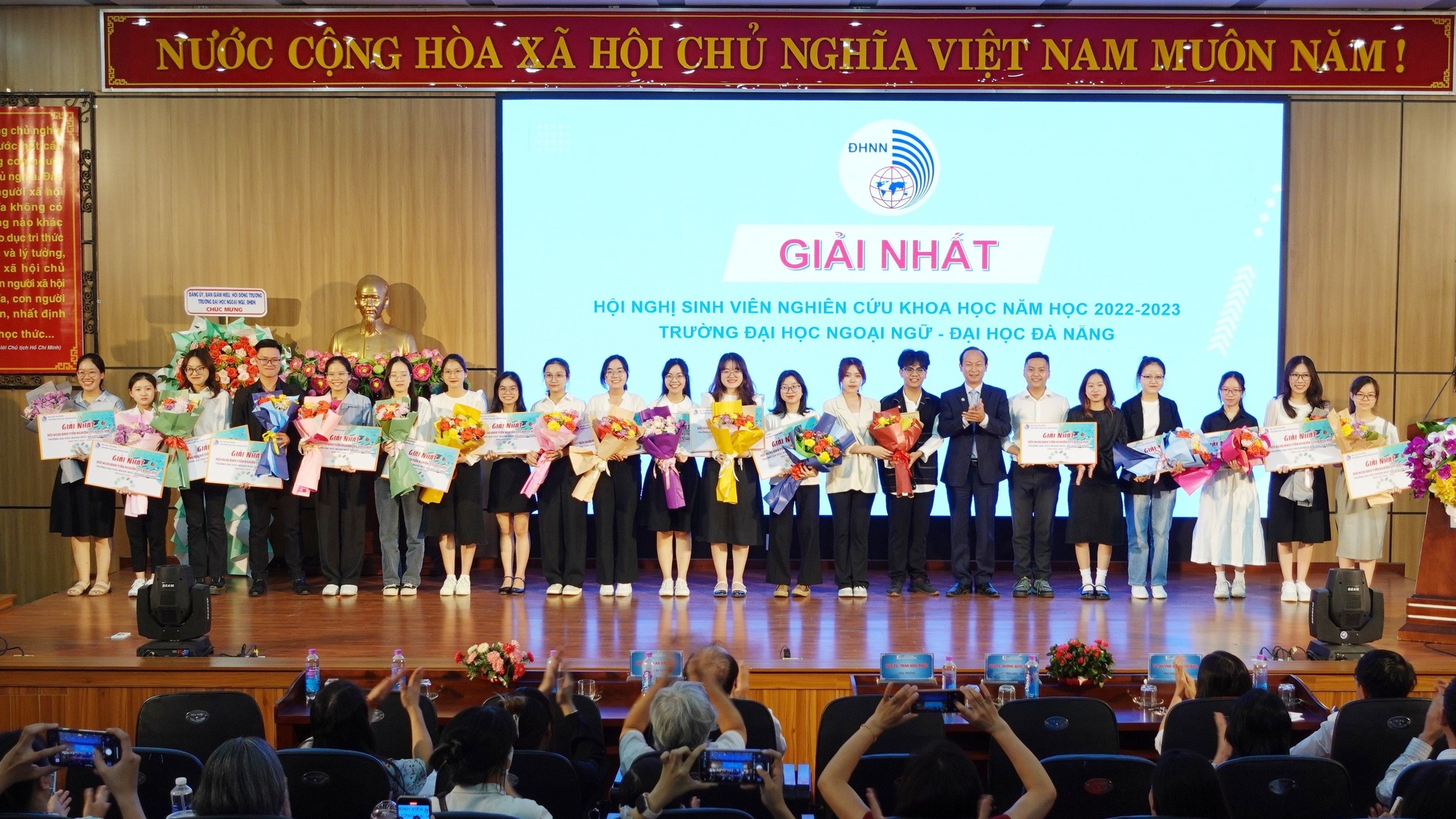 Trường Đại Học Ngoại Ngữ Đ&agrave; Nẵng c&ocirc;ng hay tư