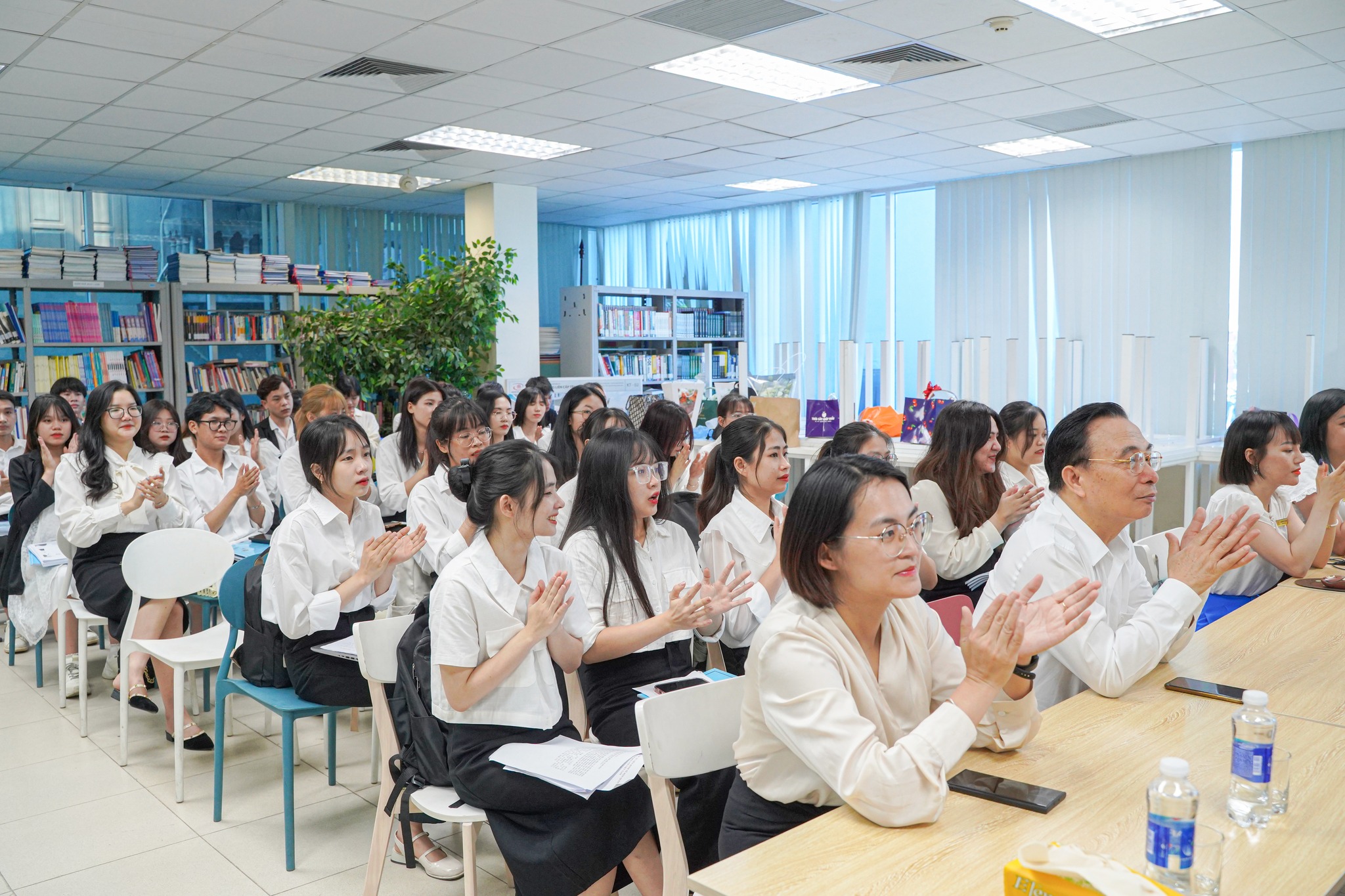 Trường Đại Học Nguyễn Tr&atilde;i c&ocirc;ng hay tư