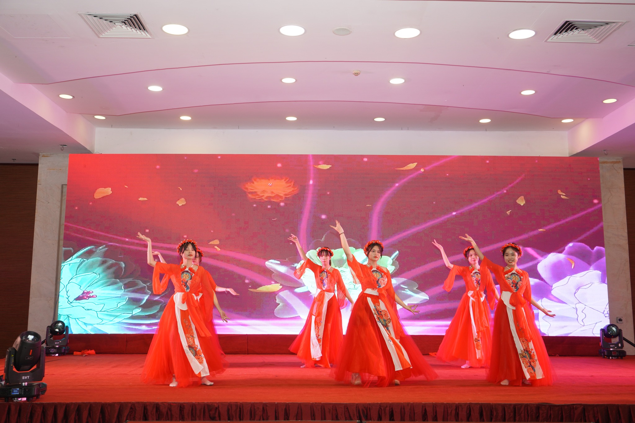 Trường Đại Học Nguyễn Tr&atilde;i học ph&iacute;