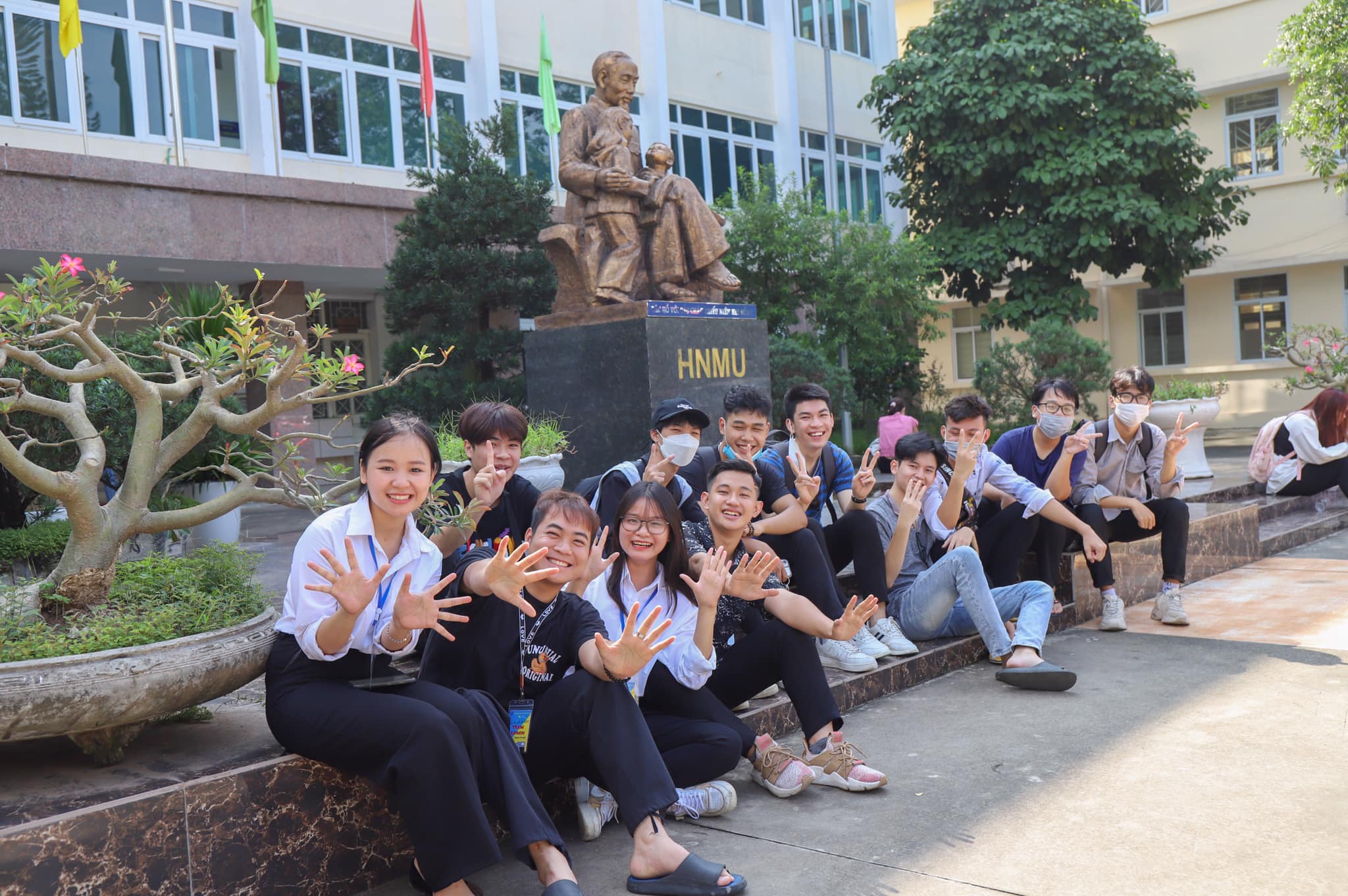 Đại Học Thủ Đ&ocirc; H&agrave; Nội c&ocirc;ng hay tư